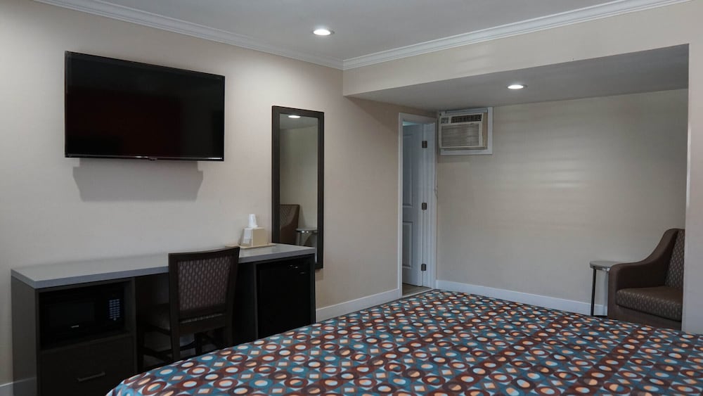 Standard Room, 1 King Bed, Smoking - Photo 2