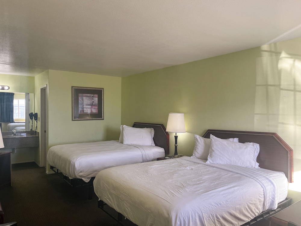 Deluxe Room, 2 Queen Beds, Smoking, Refrigerator & Microwave photo 3