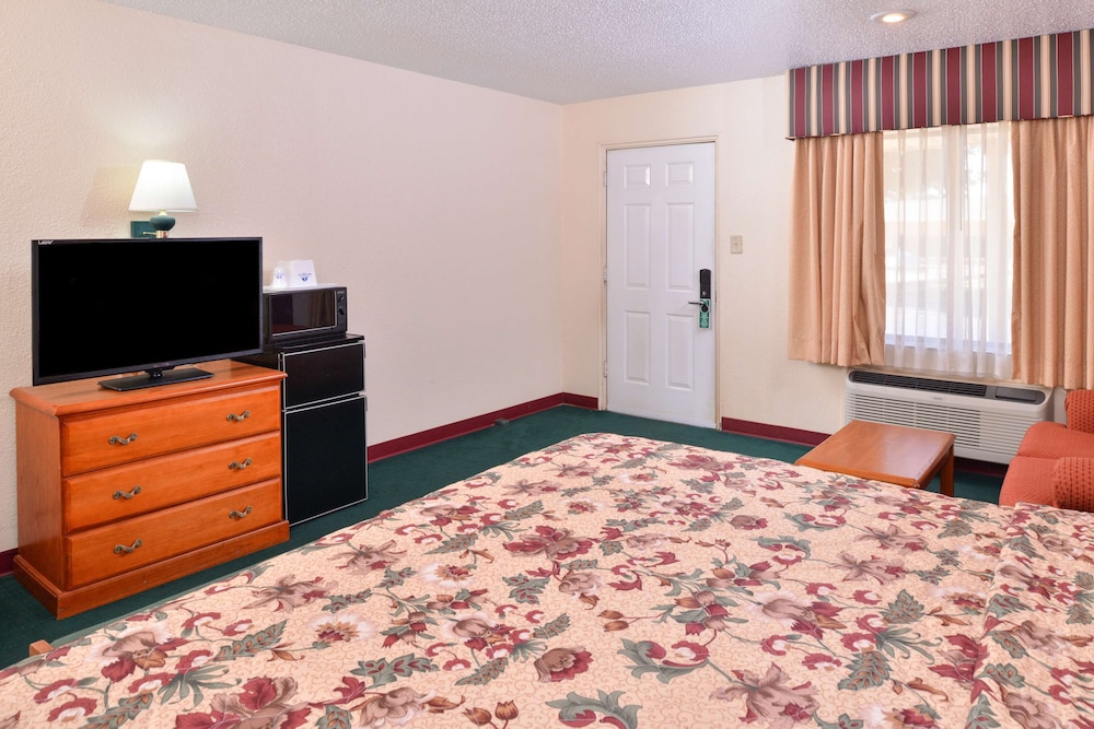 Suite, 1 King Bed, Non Smoking - Photo 6