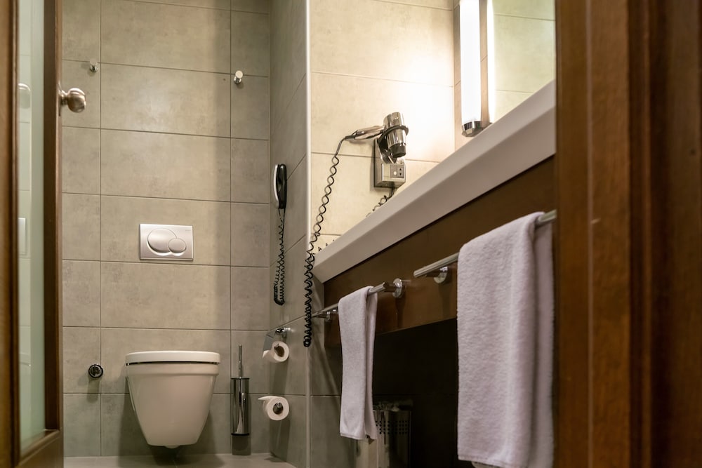 Available room thumbnail 6