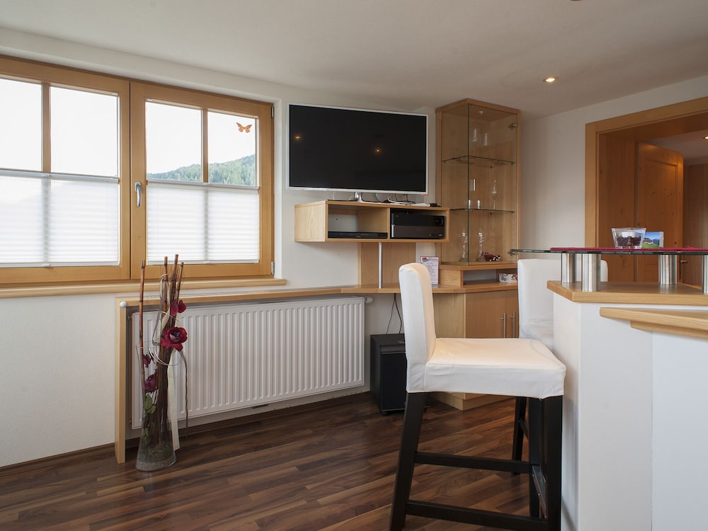 Panoramic Apartment, 1 King Bed, Mountain View photo 2