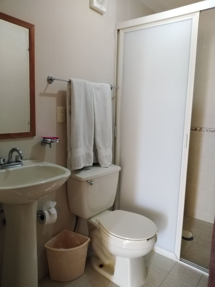 Standard Double Room, 1 Queen Bed, Private Bathroom, Corner photo 3