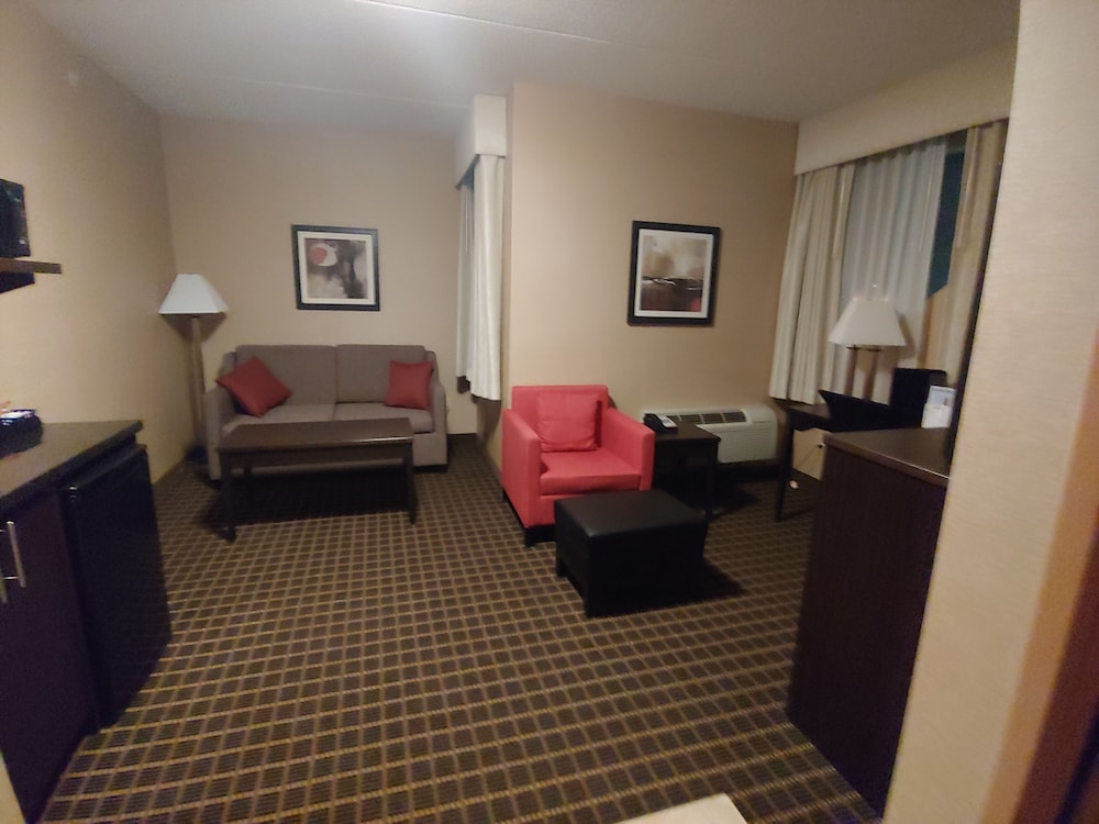 Suite, 2 Queen Beds, Non Smoking, Refrigerator & Microwave (Third Bed Is A Sofabed)