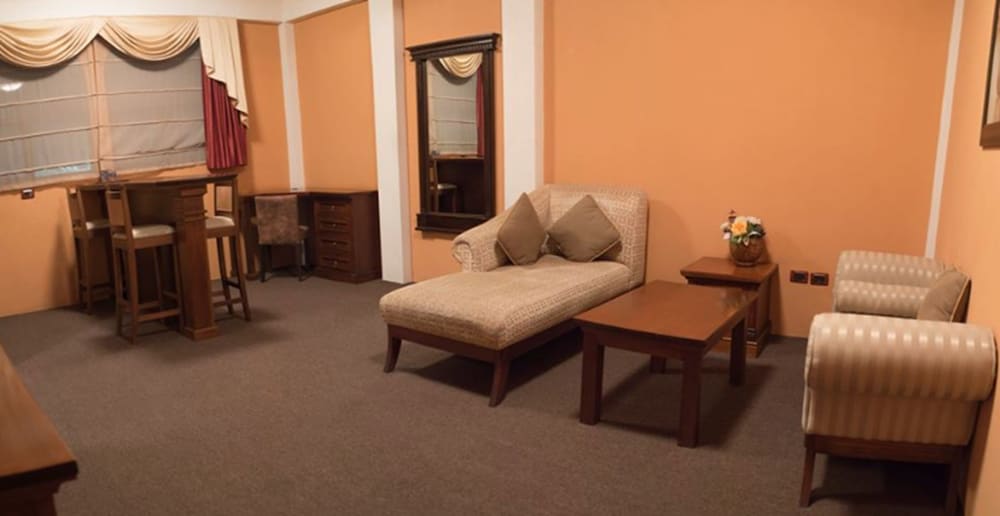 Superior Suite, 1 King Bed, Kitchenette photo 2