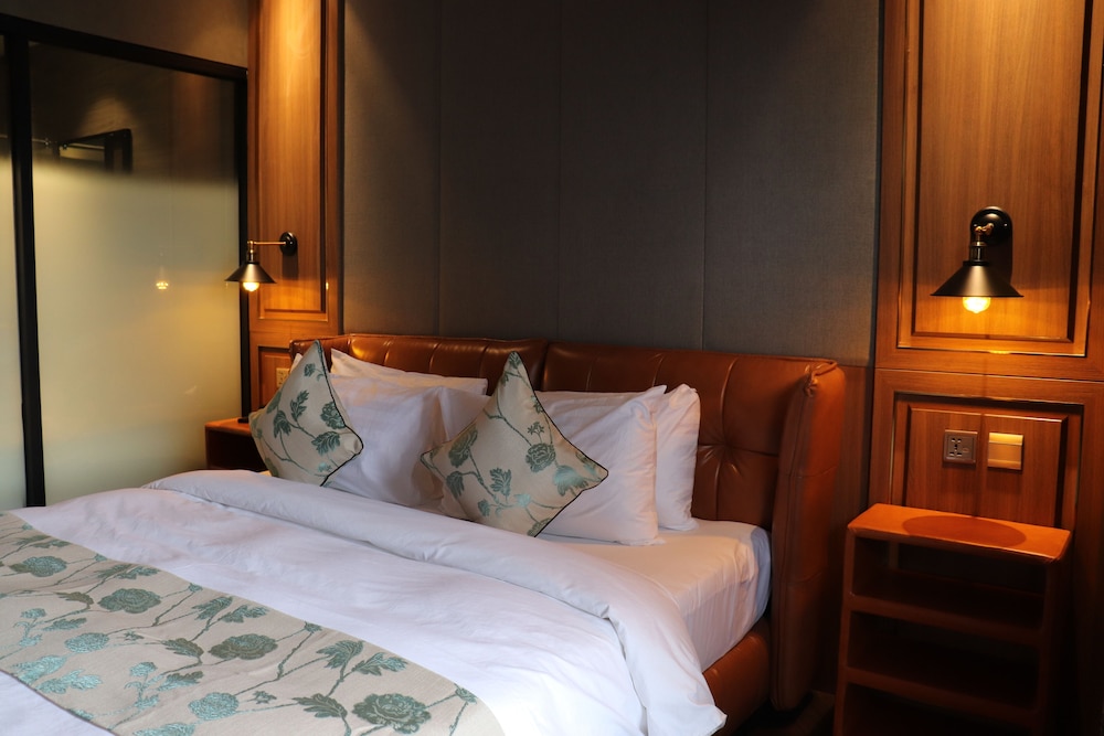 Deluxe Double Room, Bathtub photo 3