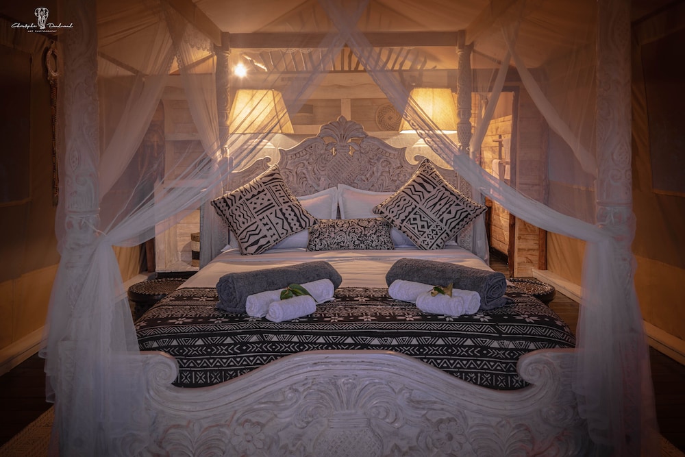 Deluxe Tent, 1 Queen Bed, Private Bathroom, Park View photo 3