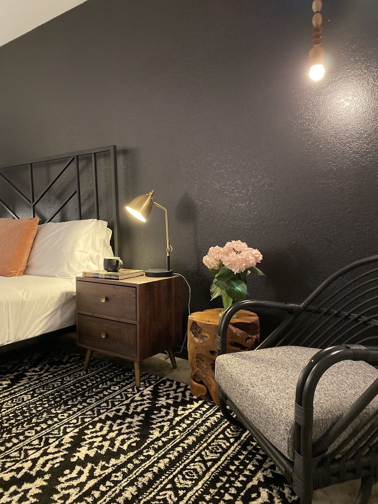 Deluxe Room, 1 King Bed photo 2