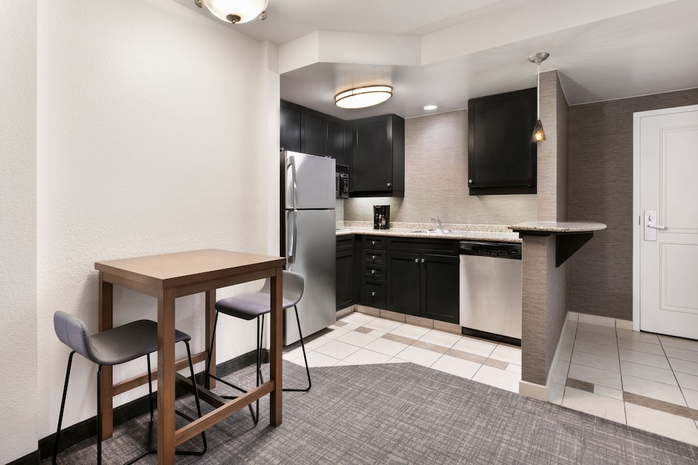 Suite, 1 Bedroom - Photo 4