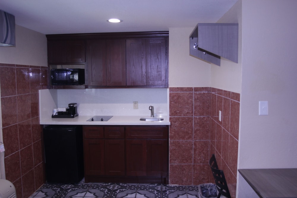 Room, 3 Double Beds, Non-Smoking, Kitchenette - Photo 4