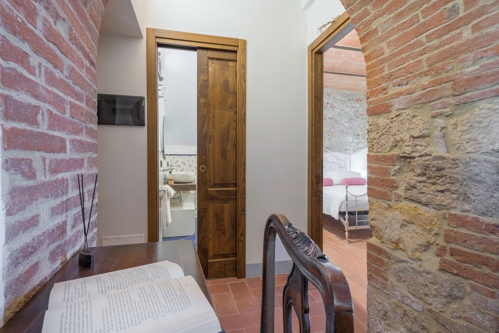 Apartment, Hill View