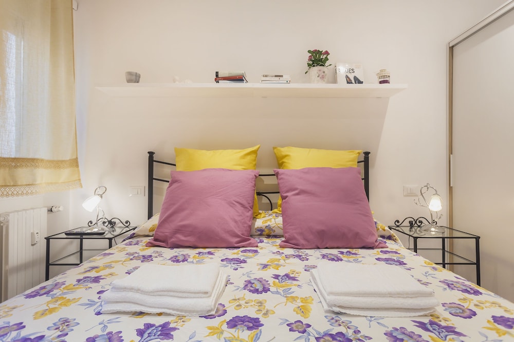 Orange flowers room (Elena) photo 2
