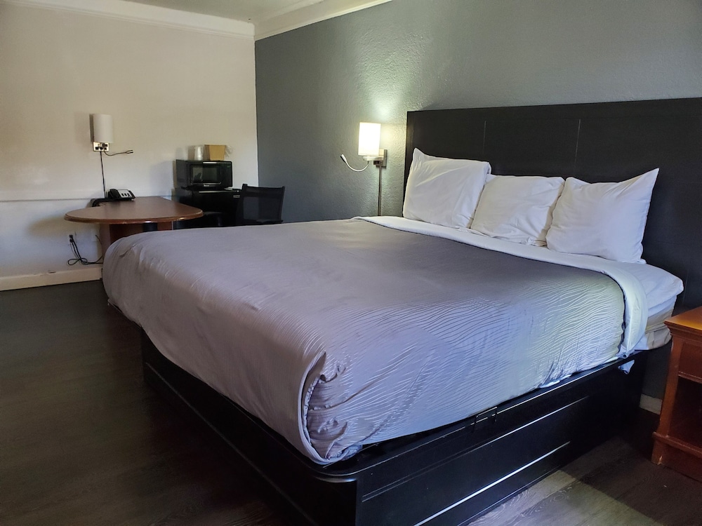 Room, 1 King Bed, Accessible, Non Smoking - Photo 5