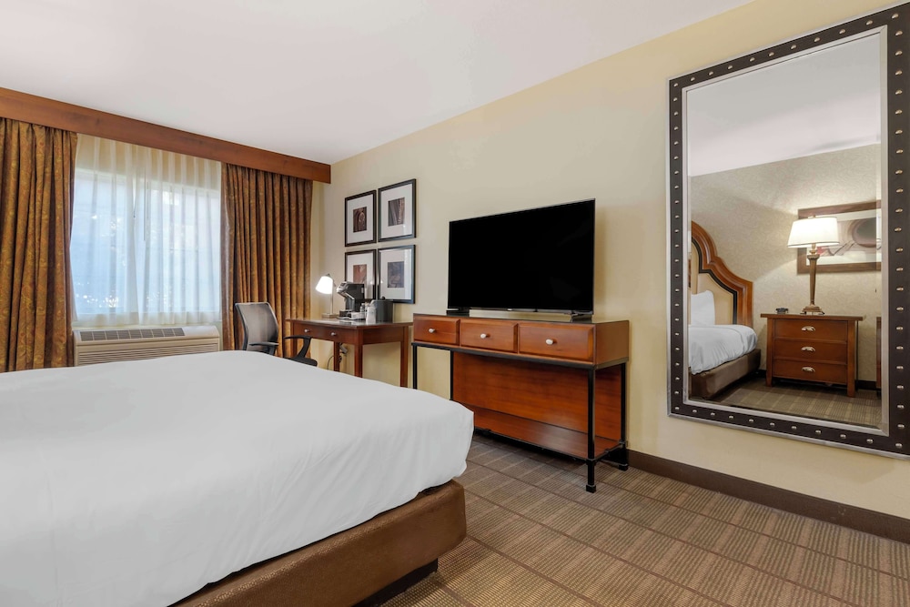 Standard Room, 1 King Bed, Accessible, Refrigerator - Photo 1