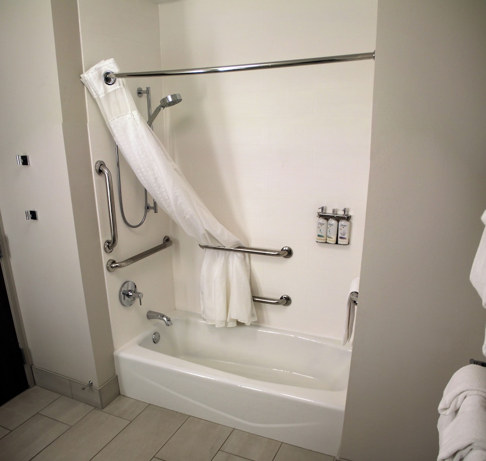 Standard Room, 1 Queen Bed, Mobility Accessible photo 3