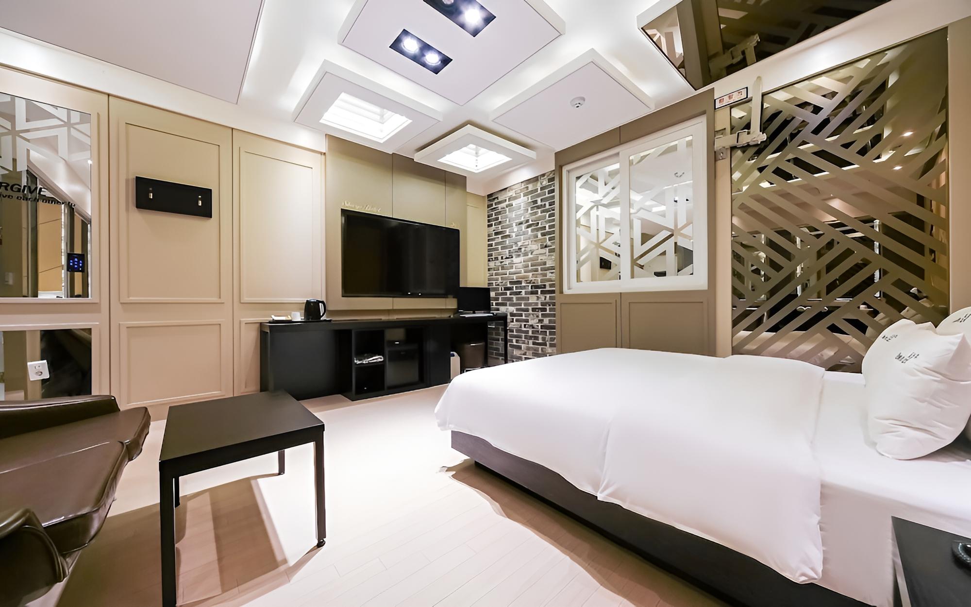 Room (Standard-Outdoor Parking Lot/Luxury B) - Photo 4