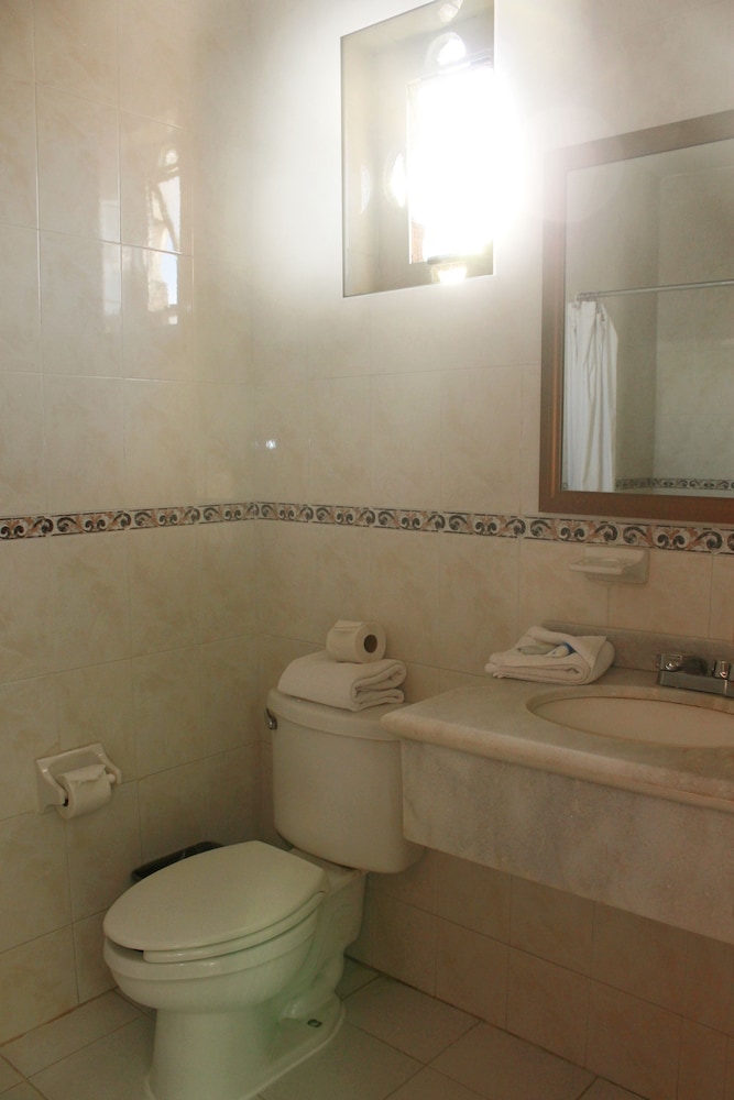 Standard Room, 1 King Bed - Photo 4