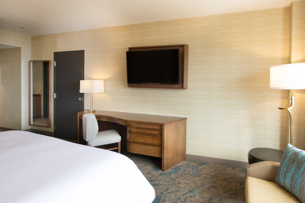 Premium Room, 1 King Bed - Photo 2