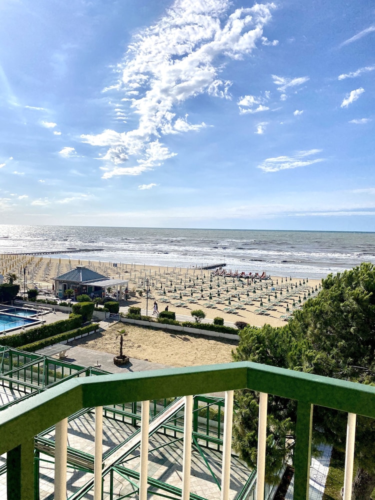 Quadruple Room, Balcony, Partial Sea View photo 3