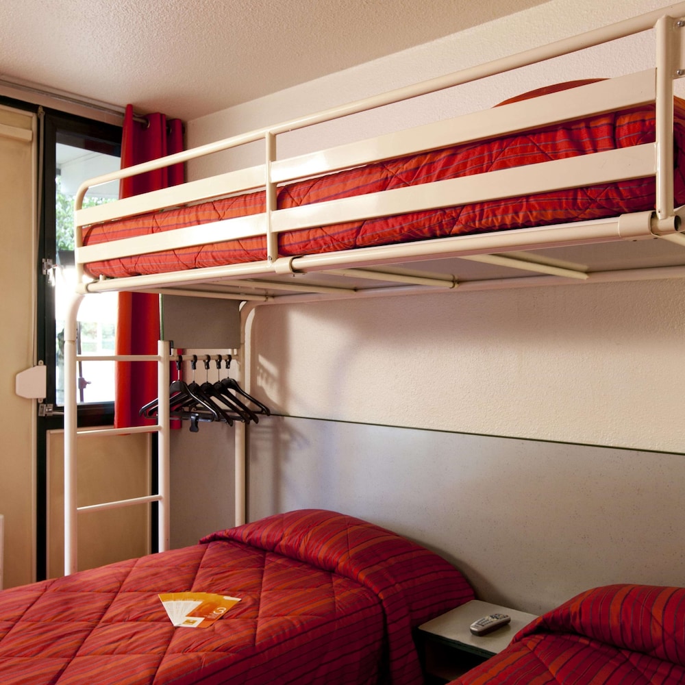 Standard Room, 3 Twin Beds - Photo 4