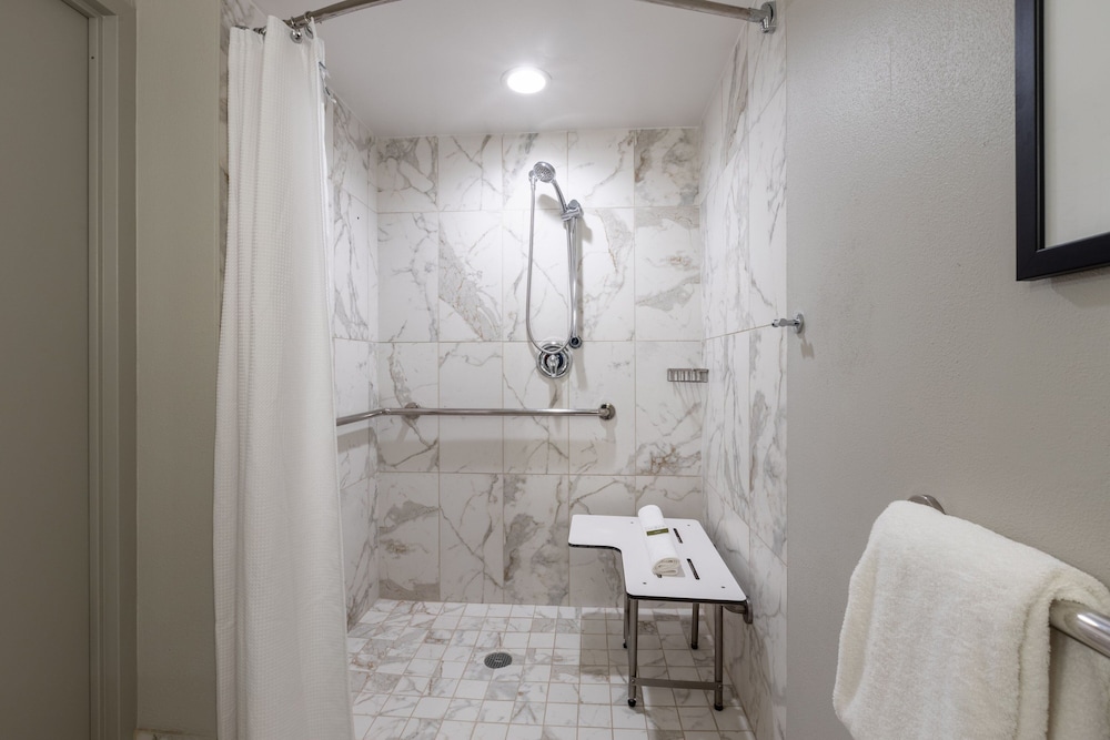 Room, 2 Queen Beds (Mobility Accessible, Roll-in Shower) thumbnail 6