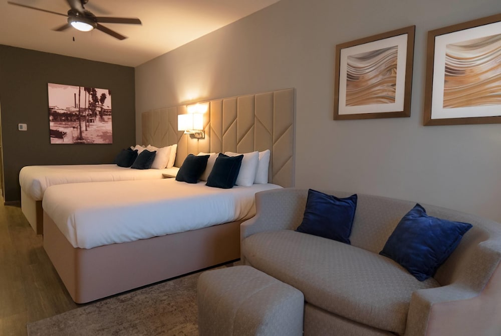 Deluxe Room, 2 Queen Beds, Non Smoking - Photo 2