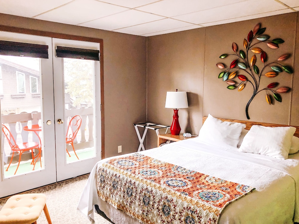 Standard Room, 1 Queen Bed, Balcony