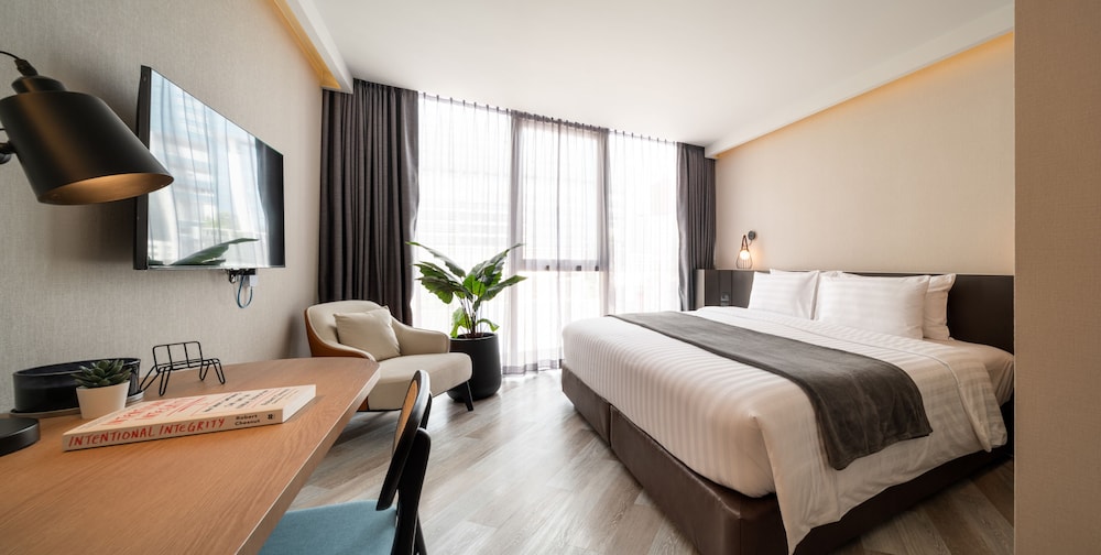 Deluxe Room, 1 Double Bed, Non Smoking, City View photo 2