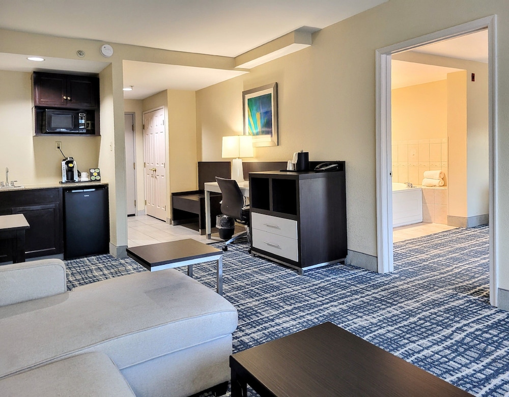 Suite, 1 King Bed, Accessible (Additional Living Area) - Photo 2