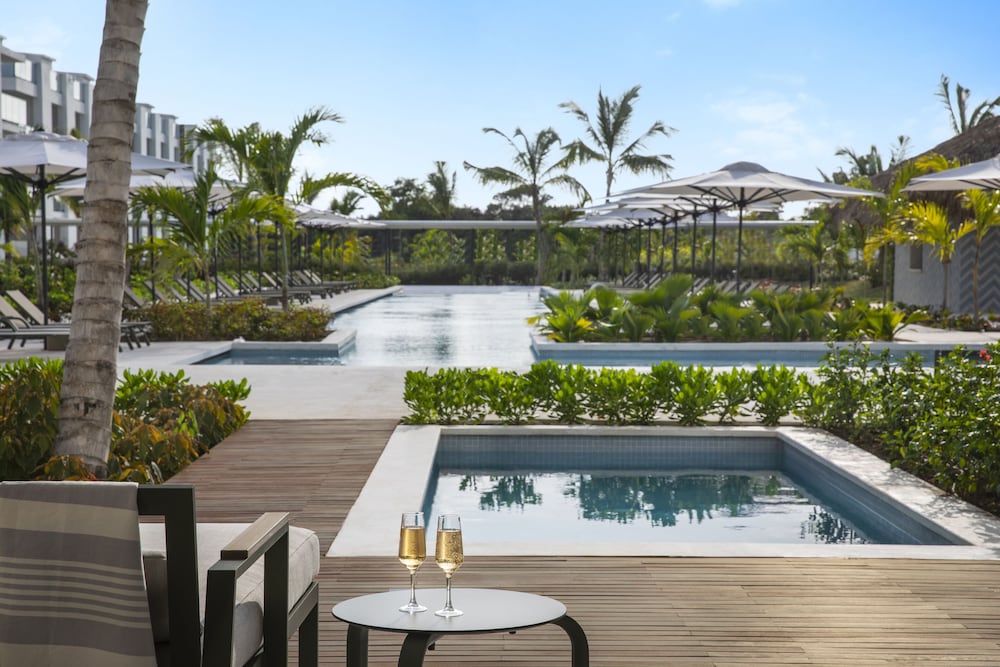 Finest Club Pool Family Suite photo 2