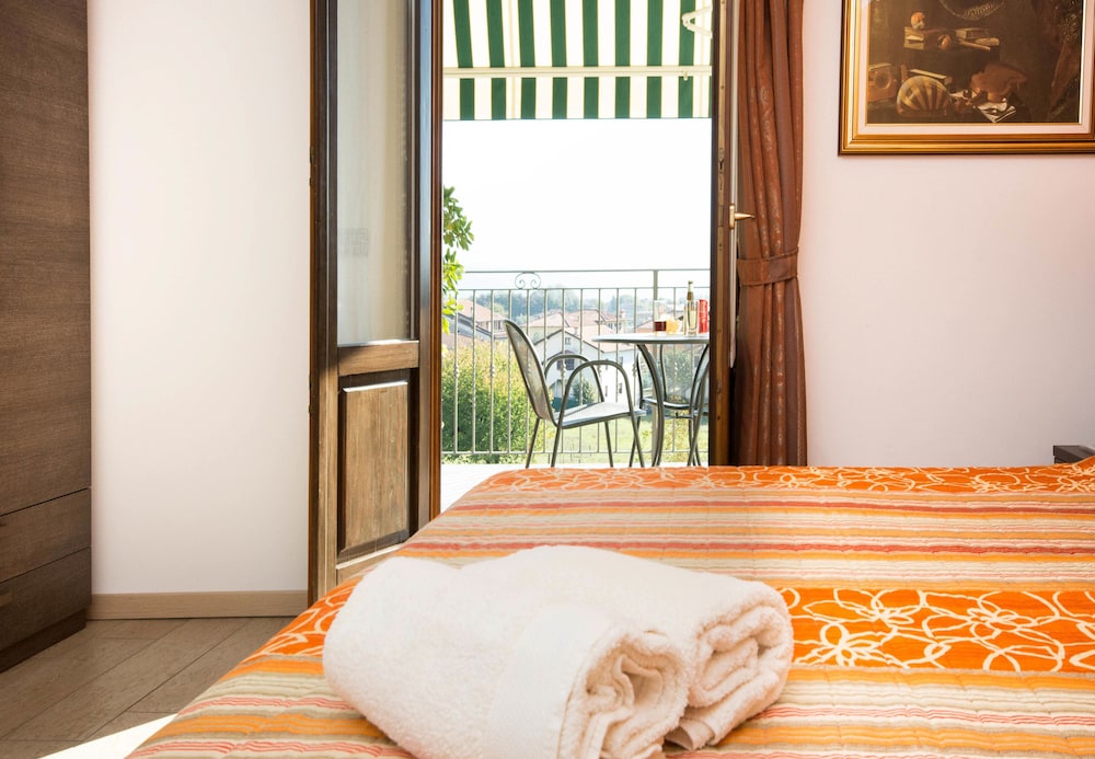 Family Room, 2 Bedrooms, Balcony, Lake View photo 2