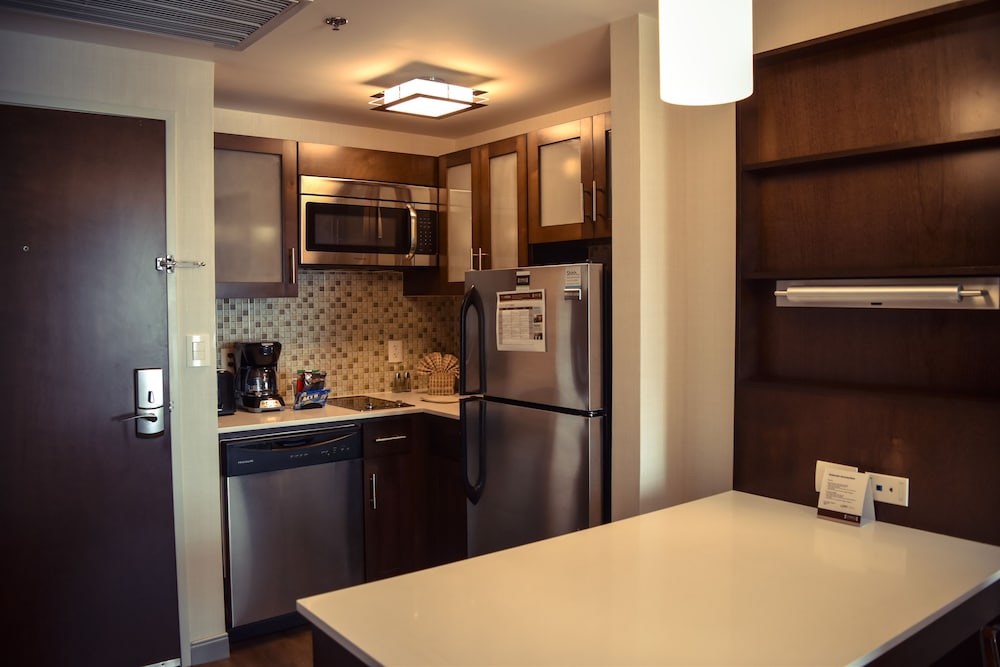 Studio Suite, Kitchen, Pool View