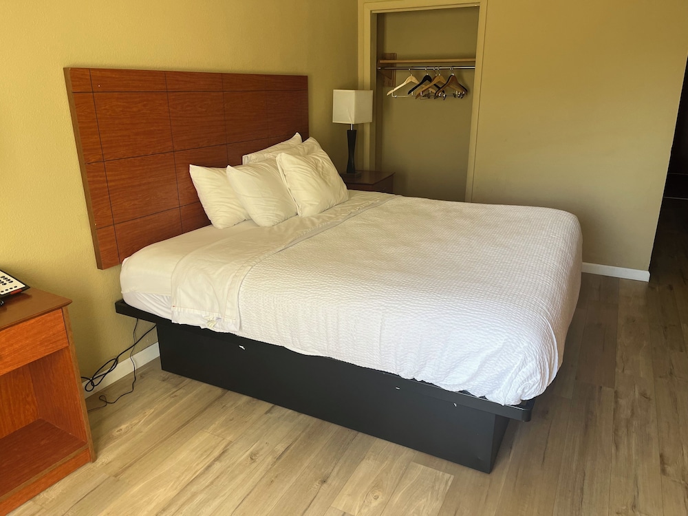 Room, 1 King Bed, Non Smoking - Photo 1