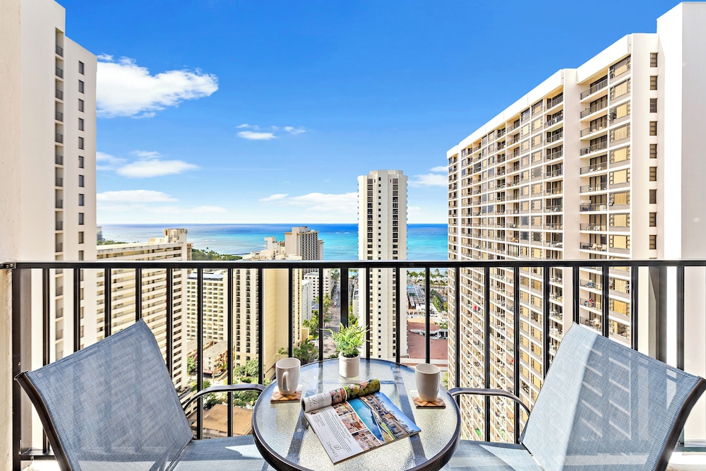 Premium Remodeled Condo with Ocean View and Parking: Premium Suite, 1 King Bed with Sofa bed, Balcony, Ocean View (0026) photo