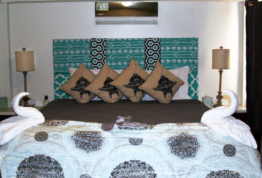 STING RAY SUITE: 1 Bedroom, Sea View, Poolside