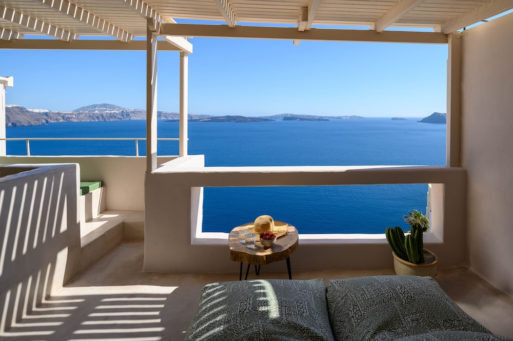 Aether Suite with Outdoor heated Jacuzzi & Caldera View photo 3