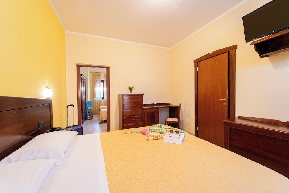 Family Room, 2 Bedrooms - Photo 1
