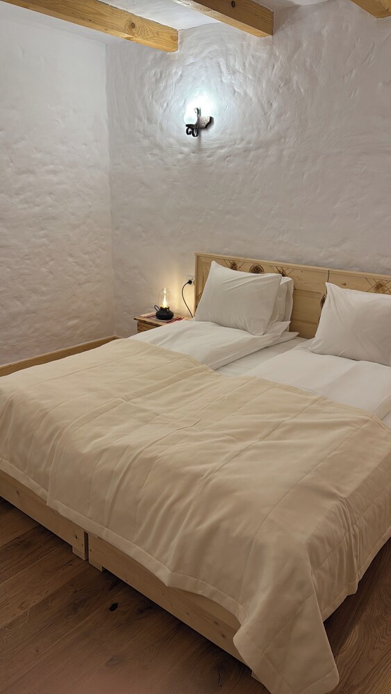 Simple Traditional House photo 1