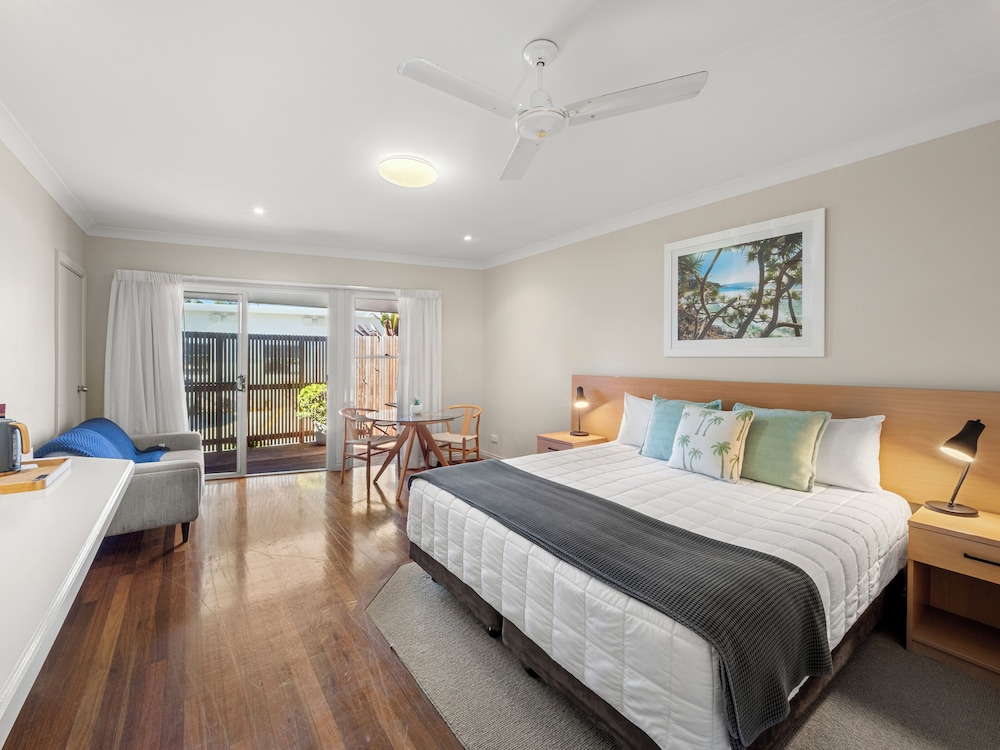 Deluxe Room, 1 King Bed, Garden View