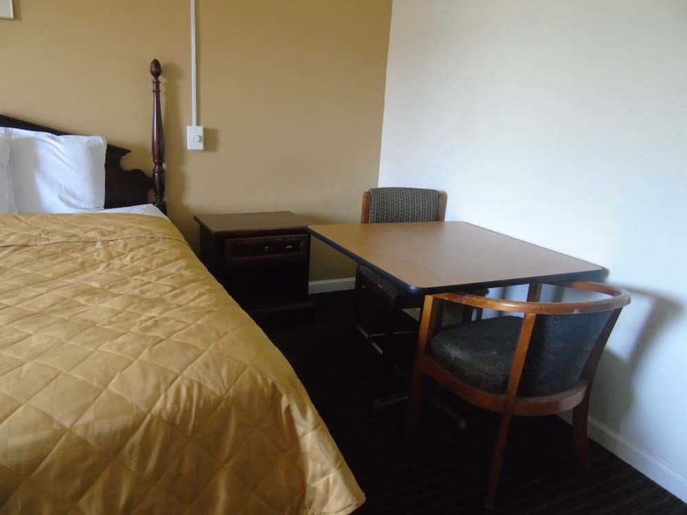 Basic Room, 1 King Bed, Smoking photo 3