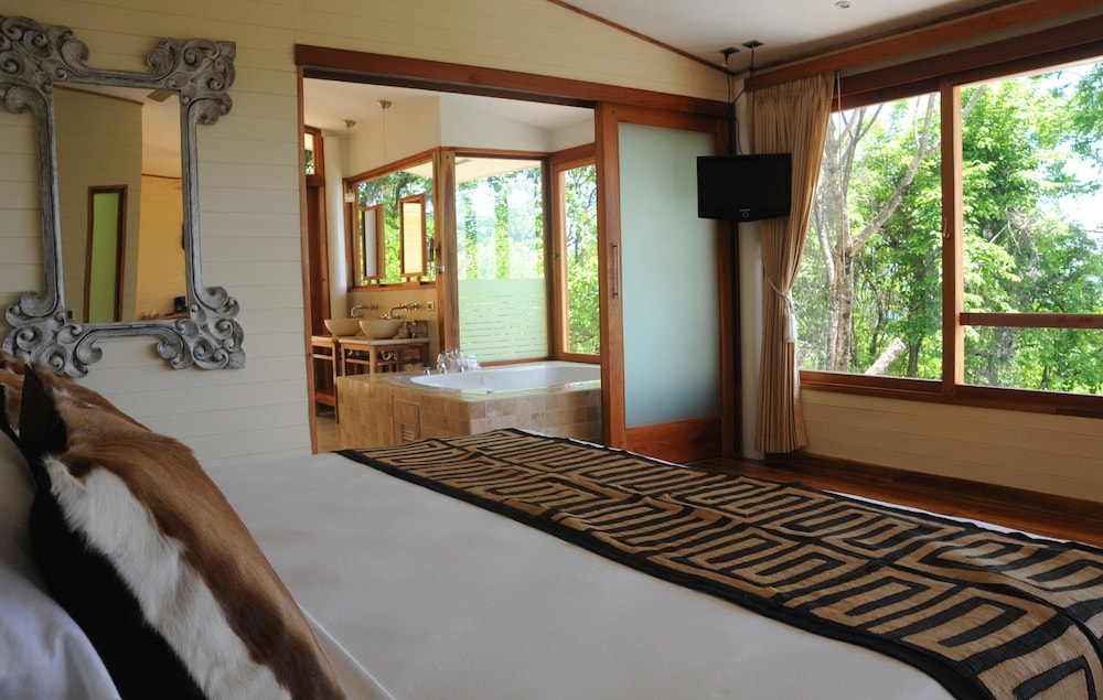 Signature Penthouse, 1 King Bed, Ocean View photo 3