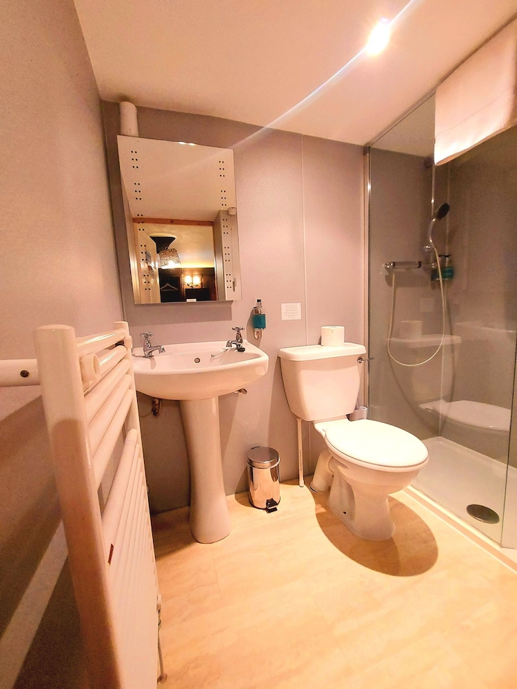 Twin Room, Ensuite - Photo 10
