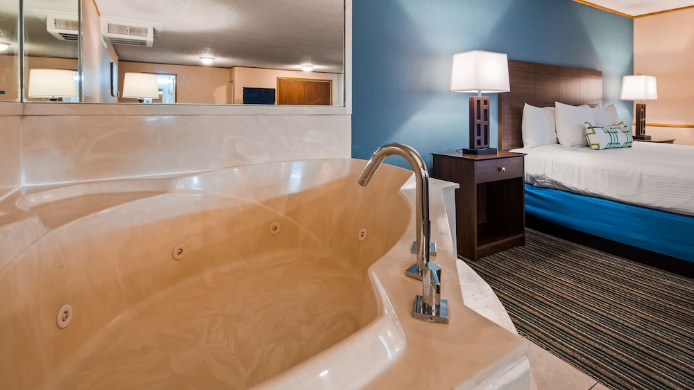 Suite, 1 King Bed, Non Smoking, Jetted Tub - Photo 4