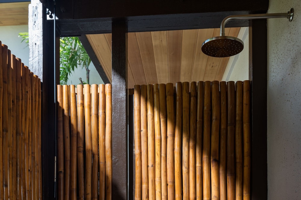 Na Hale Oceanfront 2 Bedroom Suite, Balcony