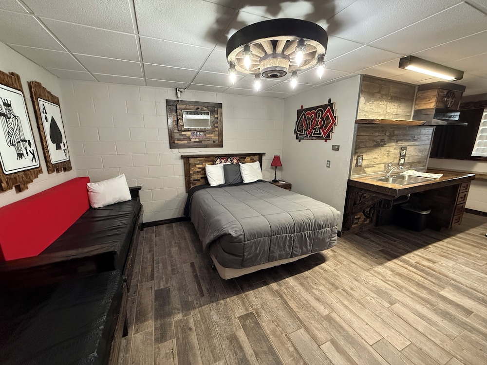 Room (2 Queen Bed & 1 Full Bed)