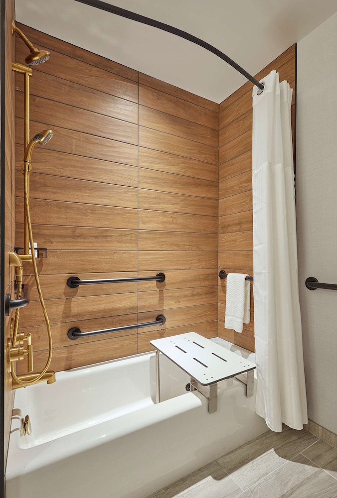 Room, 1 King Bed, Accessible, Bathtub - Photo 4