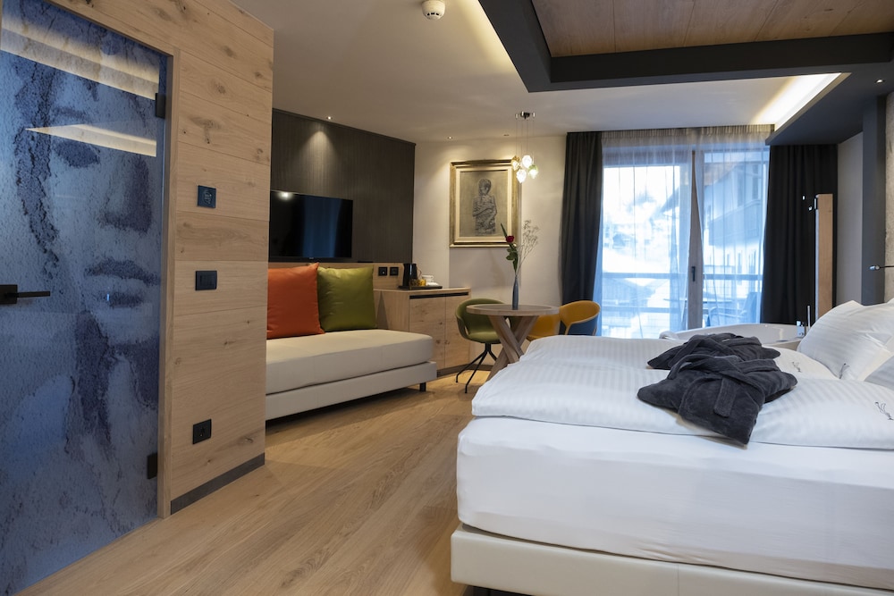 Senior Triple Room, 1 Bedroom, Jetted Tub