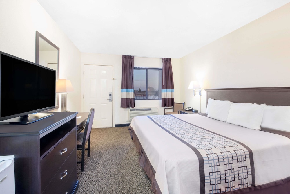 Room, 1 King Bed, Smoking photo 2