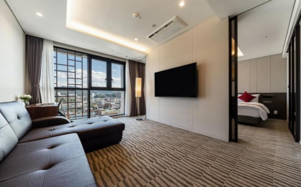 Suite, Multiple Beds, Non Smoking - Photo 4