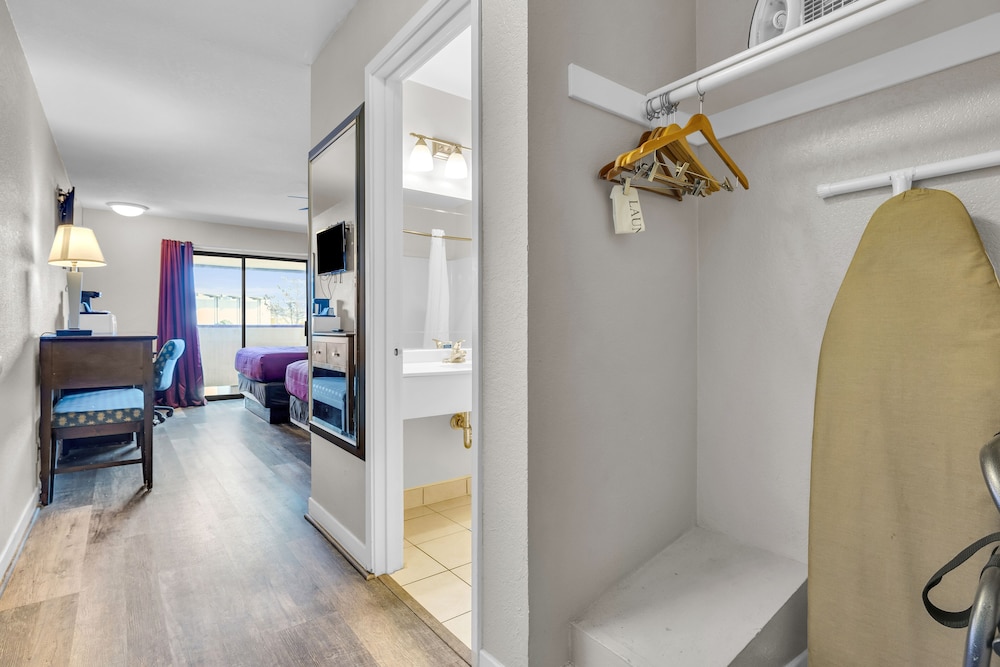 Standard Room, 2 Queen Beds, Balcony photo 2