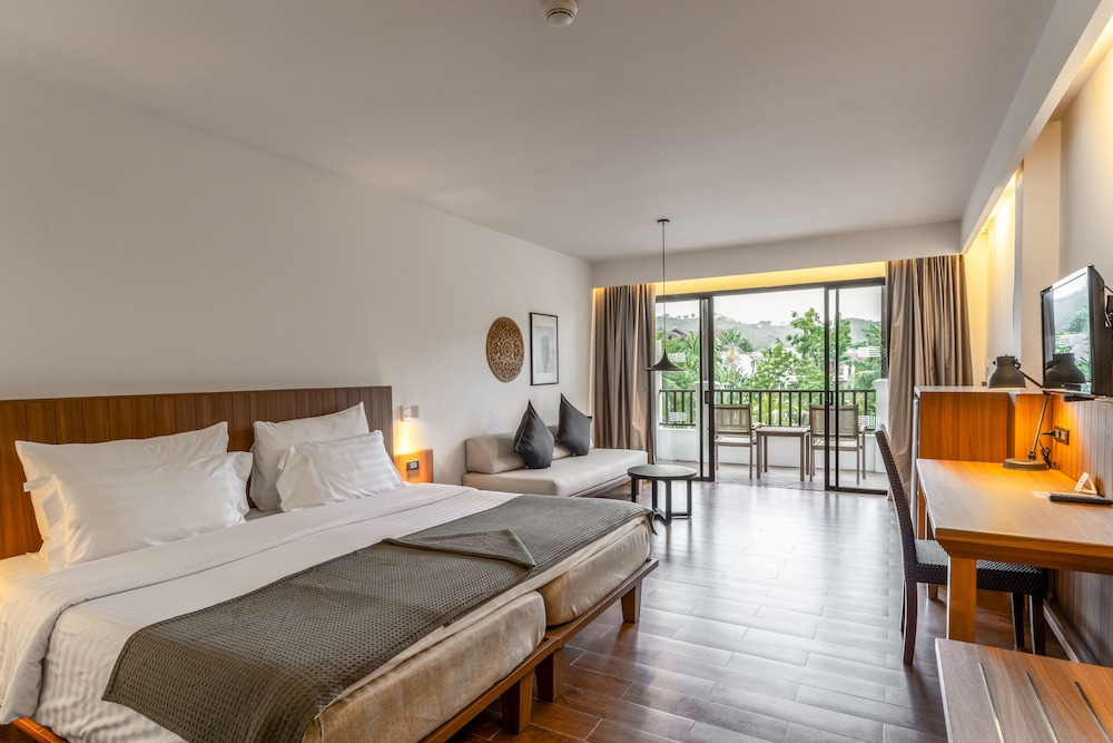Grand Room, Pool View (Deluxe) - Photo 1